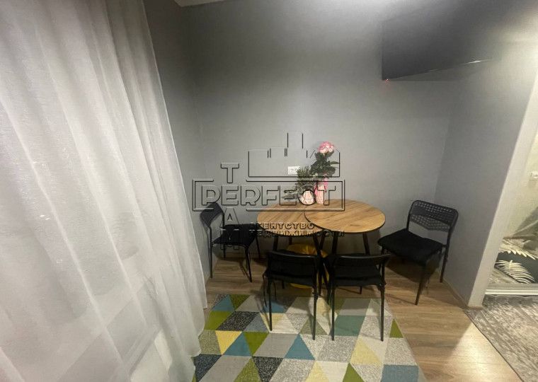 Продаж 1к квартири Олександри Екстер 14