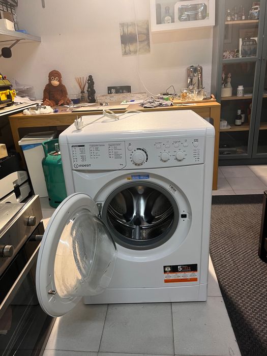 Máquina de lavar roupa como nova