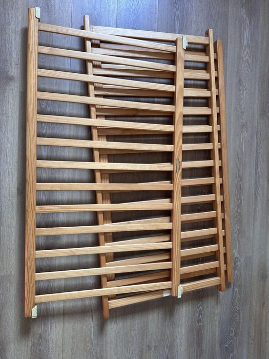 Cama de bébe com colchão e estrado