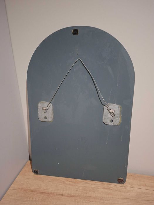 minimalistyczne lustro bez ramy