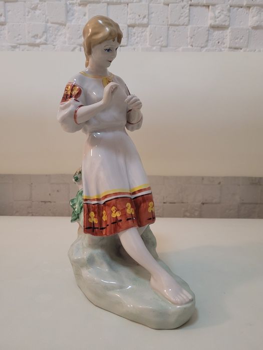 Статуэтка  Девушка с ромашкой