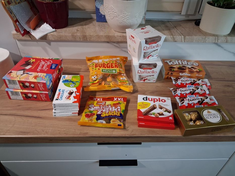 Słodycze (m.in. ptasie mleczko, raffaello, toffifee, kinder bueno)
