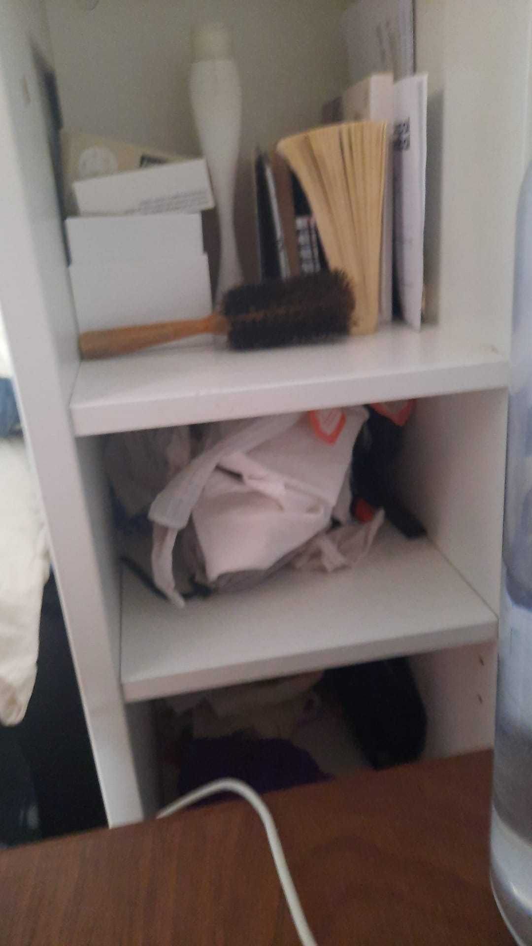 Cama de casal com arrumação, incluindo uma cabeceira com arrumação.