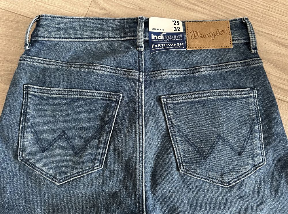 Nowe Wrangler jeans 25/32