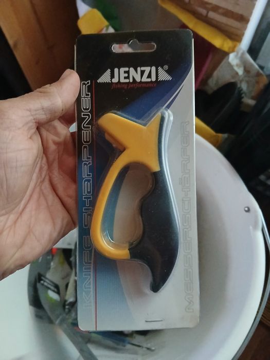 Nowa ostrzałka do noży