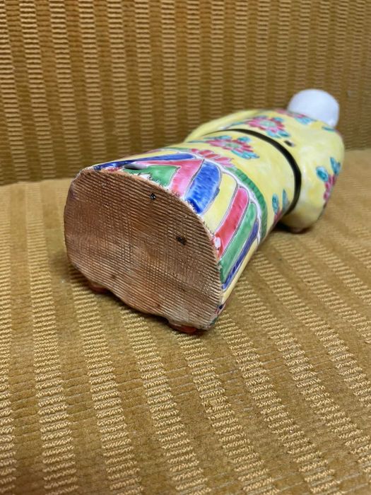 Estatueta antiga com trajes tradicionais chineses