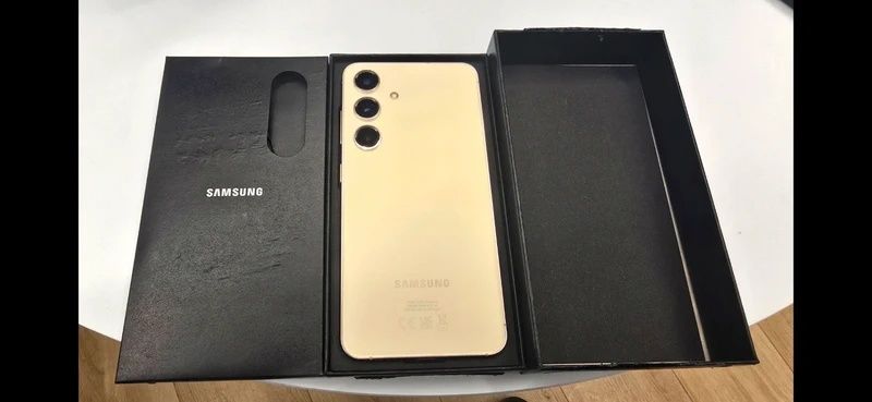 Samsung Galaxy S24 8/128 powystawowy, gwarancja rok, stan idealny