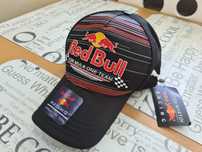 Czapka z daszkiem RED BULL rozmiar uniwersalny regulowany.
