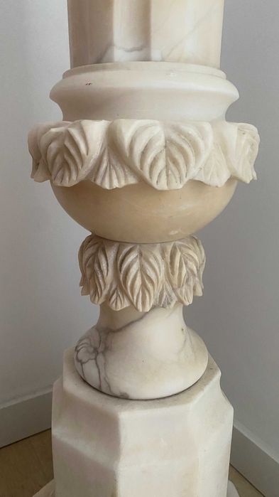 Coluna / Pedestal em Mármore Maciço
