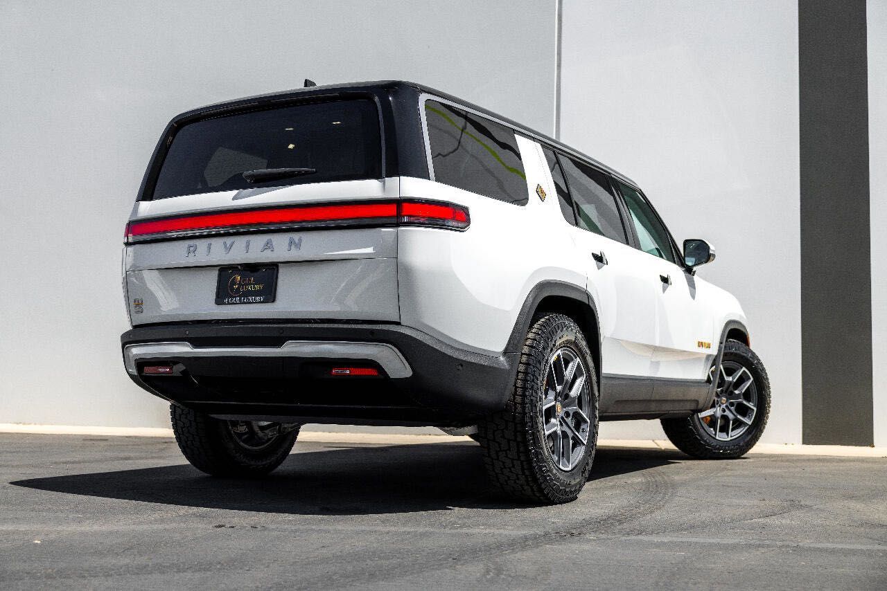 2023 Rivian R1S повнопривідний електро кроссовер