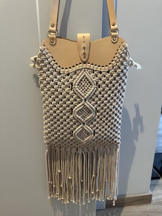 Makramowa torebka ze skórzaną bazą