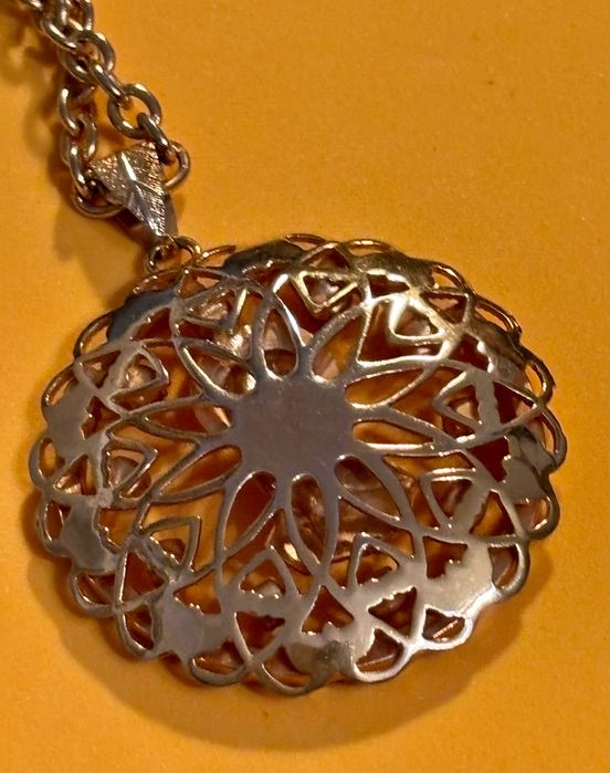 Wisiorek duży-medalion z Maryjką, średnica 4 cm, dwustronny, pozłacany