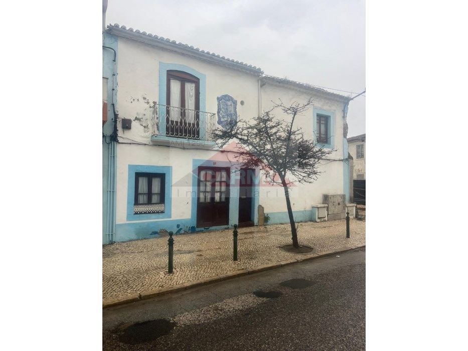 Moradia para recuperar no Centro do Montijo.