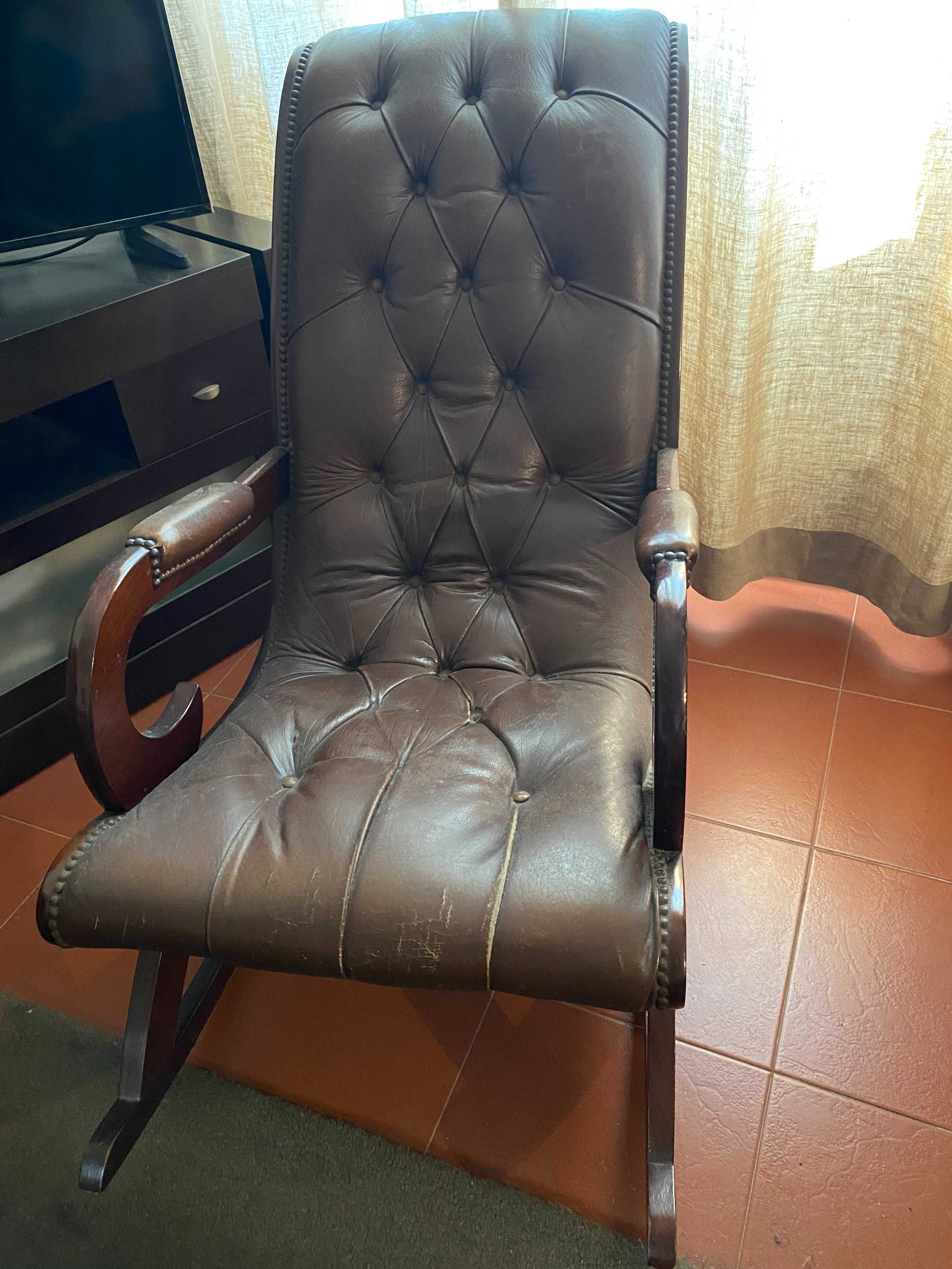 Cadeira de baloiço Chesterfield antiga