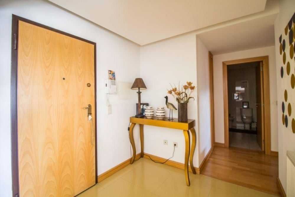 Excelente T2 com Piscina e Vista Mar – S. Félix da Marinha, Gaia