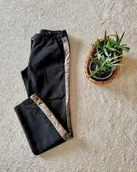 Eleganckie biurowe spodnie w kant cygaretki z lampasem panterka