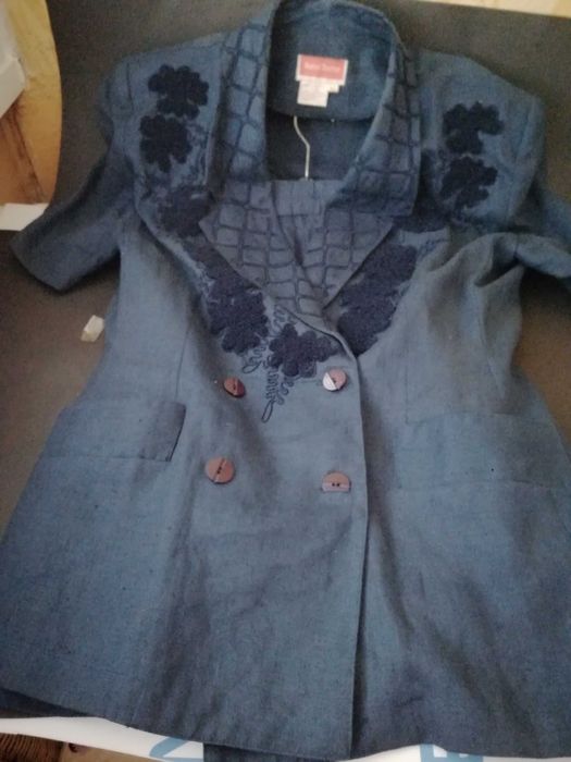Tailleur em linho com bordados em relevo