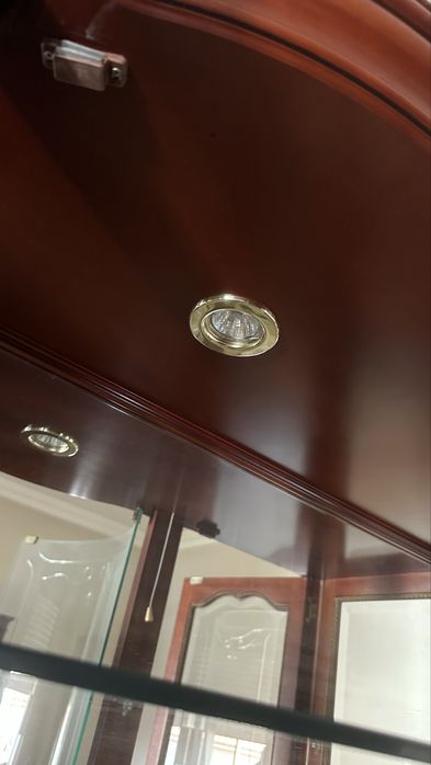 Vitrine clássica em madeira com vidro curvo e espelho interior