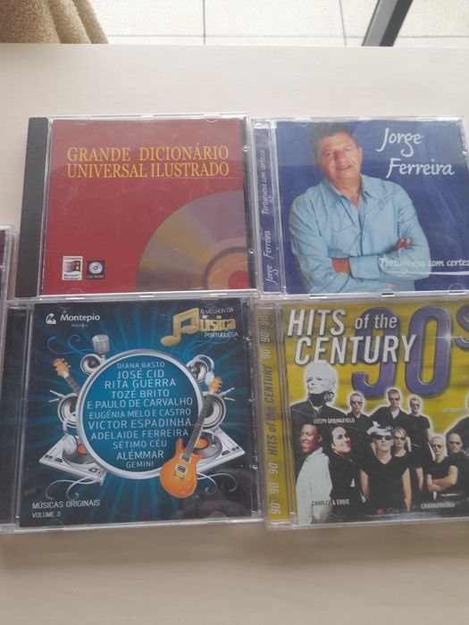 Cds musicais vários.