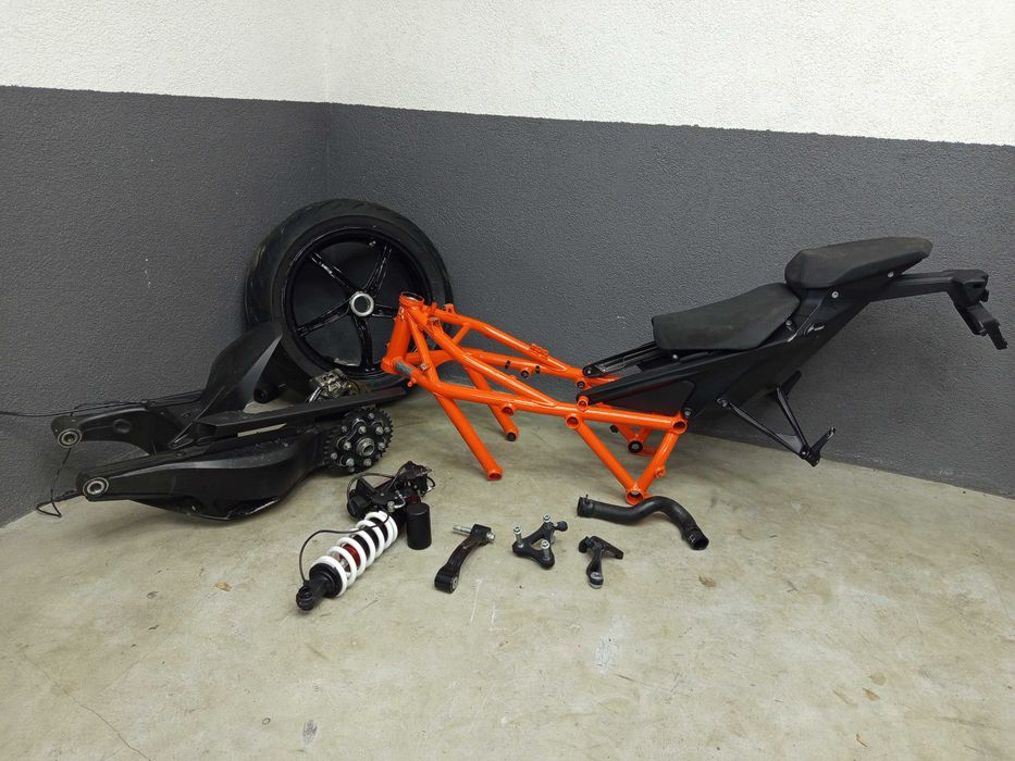 KTM super duke 1390 rama frame papiery lampa owiewka zbiornik felga