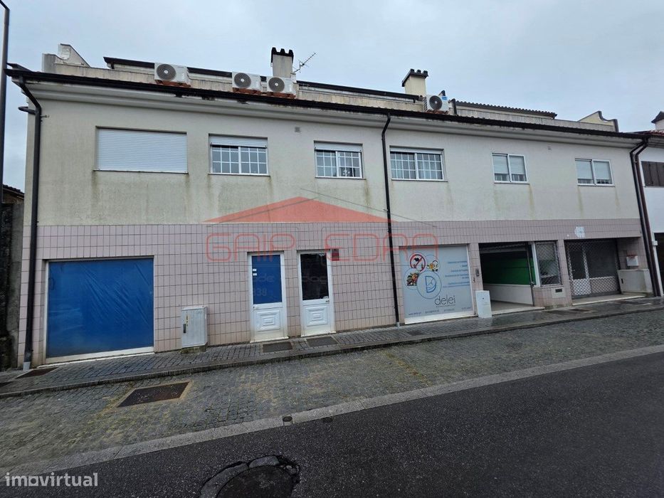 Lojas (temos 3) e garagens galeria comercial de Felgueiras
