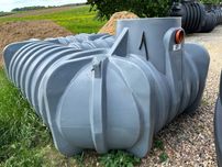 Zbiornik KINGSPAN 3000 L – płaski, trwały, idealny na każdą posesję!