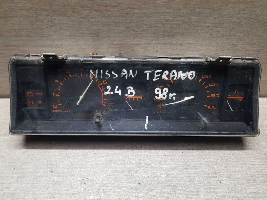 Панель приладів (спідометр, приборка) Nissan Terrano 1987-2000р. 2.4