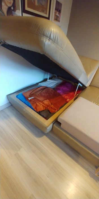 Rogówka oliwkowa z funkcją spania i pojemnikiem na pościel.