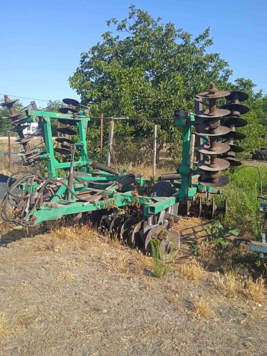 Діски БД-6,3 а також два плуга та дві сівалки