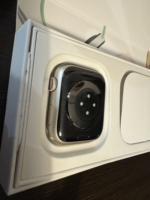 Apple Watch Series 9 • 45 mm • GPS + Cellular • Starlight