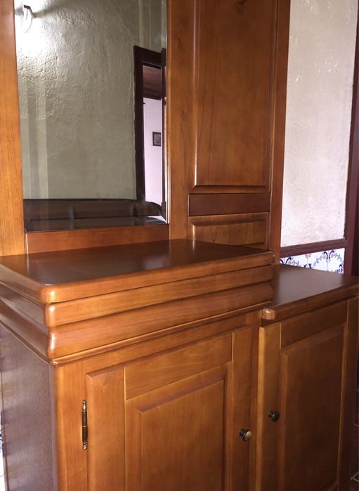 Armário de entrada em madeira de cerejeira