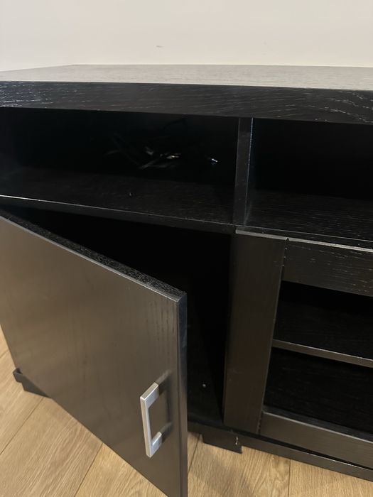 Masywna czarna komoda