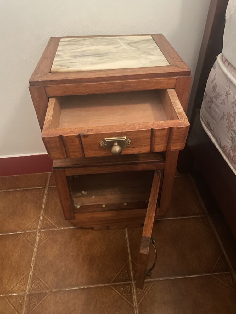Par de Mesas de Cabeceira