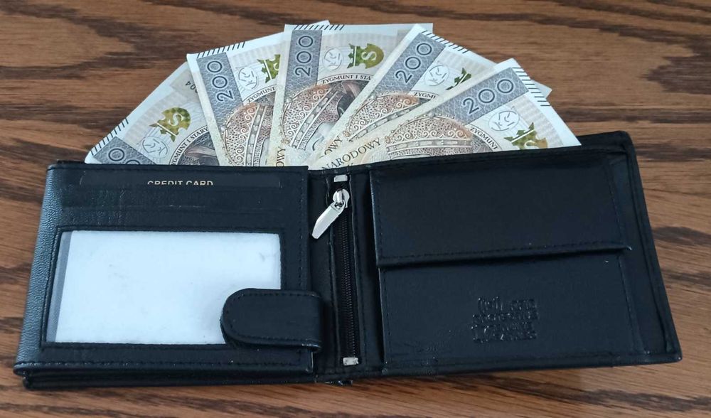 Nowy portfel męski ze skóry naturalnej.