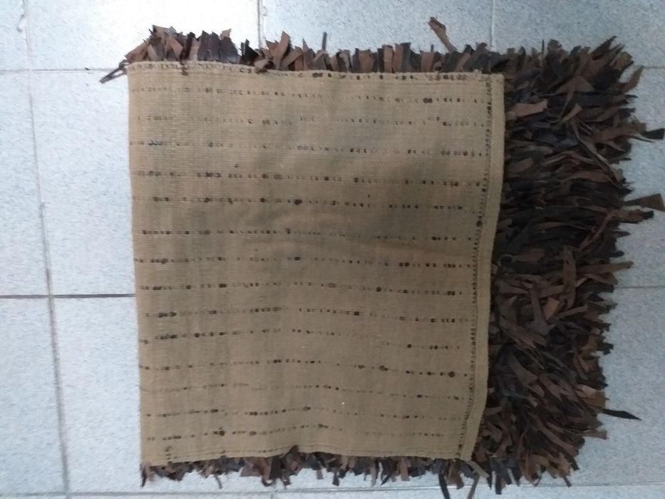 Tapete com tiras em pele