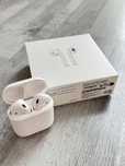 Apple AirPods z etui ładującym (2. generacja)