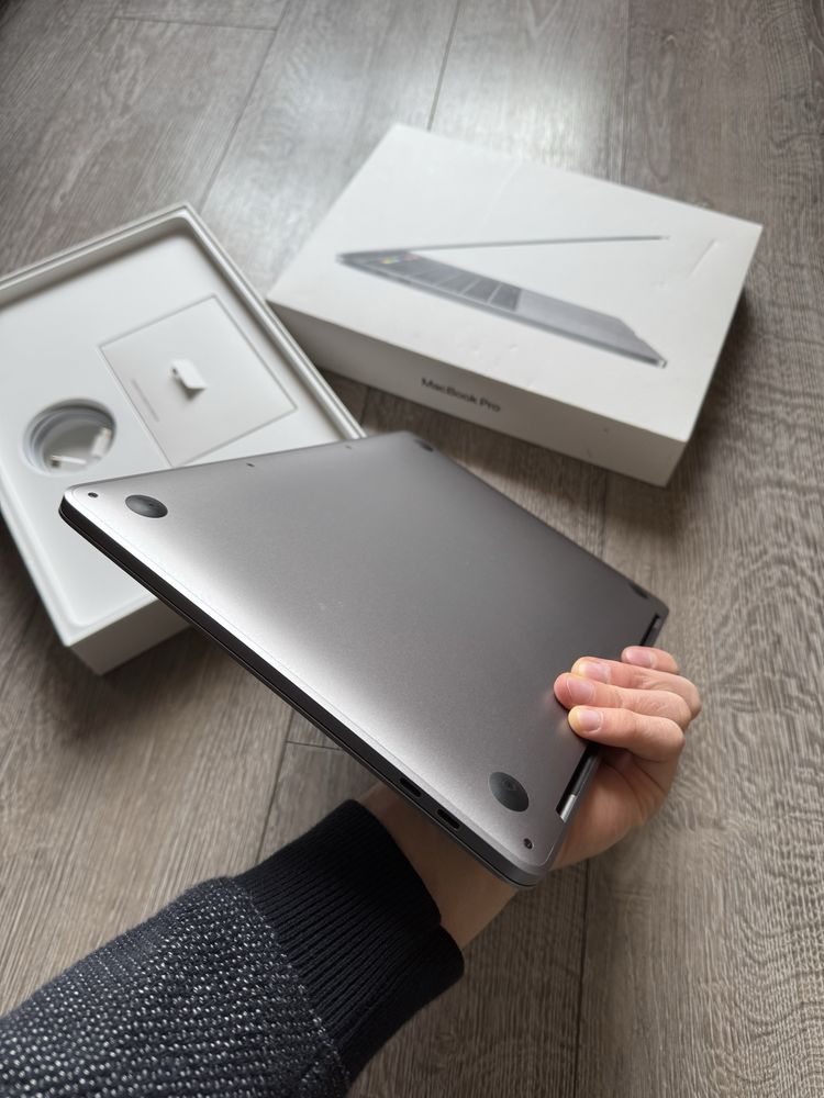 macbook pro 13 (2019) touch bar ідеальний стан коробка