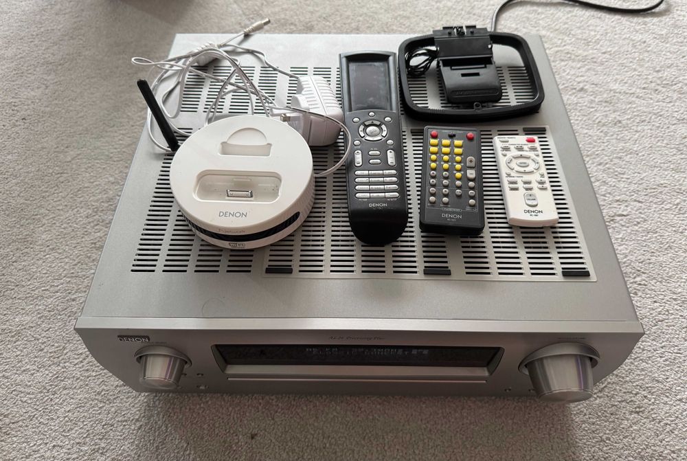 Amplituner Denon AVR-2808 z pilotami i stacją dokującą ASD-3W.