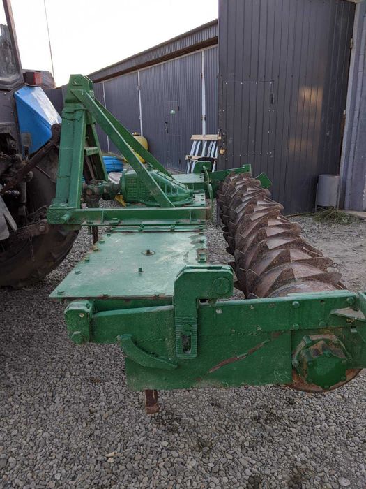 Фрезерний культиватор з вертикальною віссю обертання