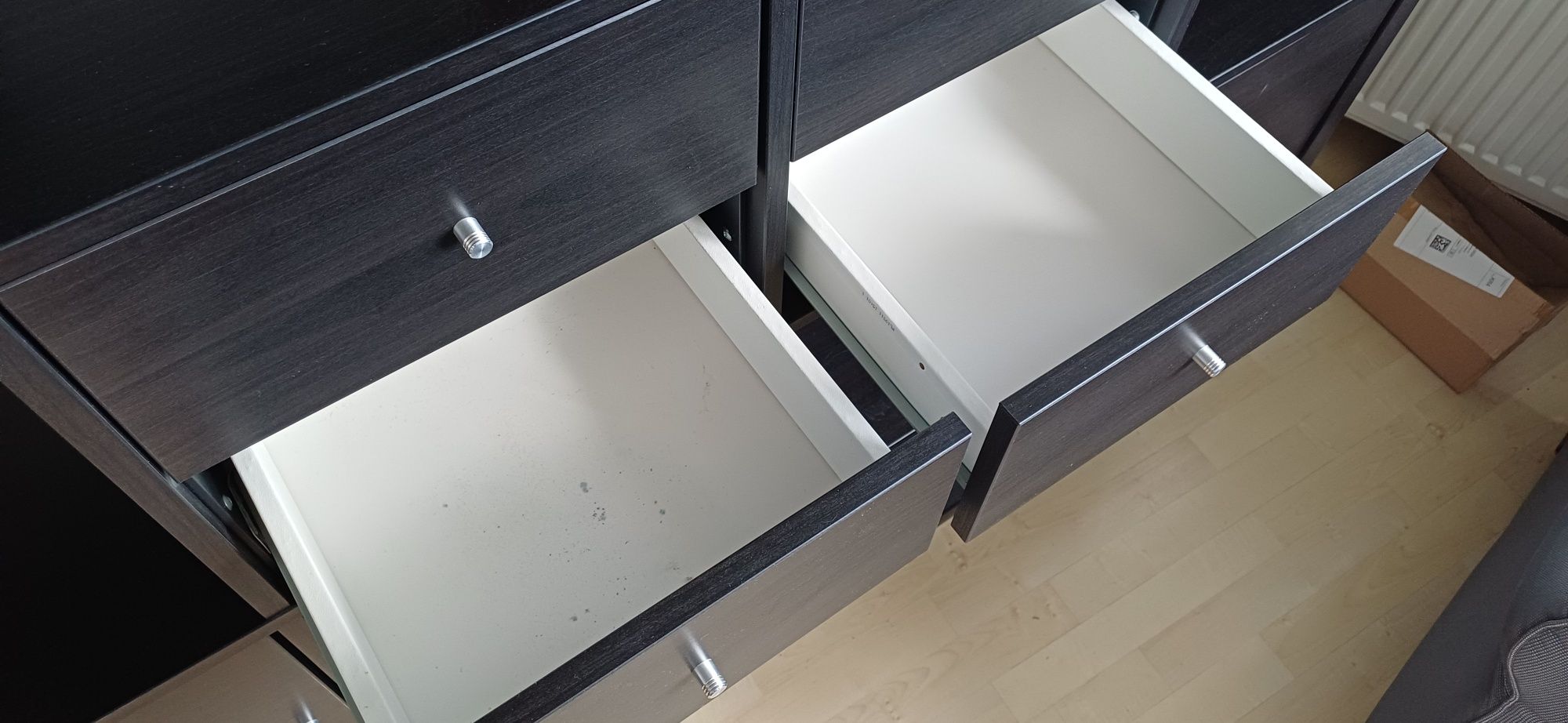 Duży regał KALLAX IKEA z szufladami czarnobrąz czarne pojemniki