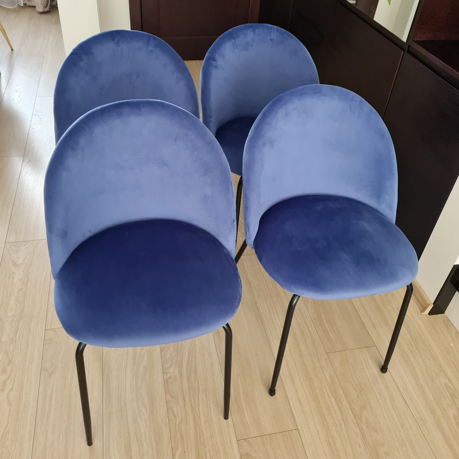 Nowe 4 niebieskie krzesła z weluru