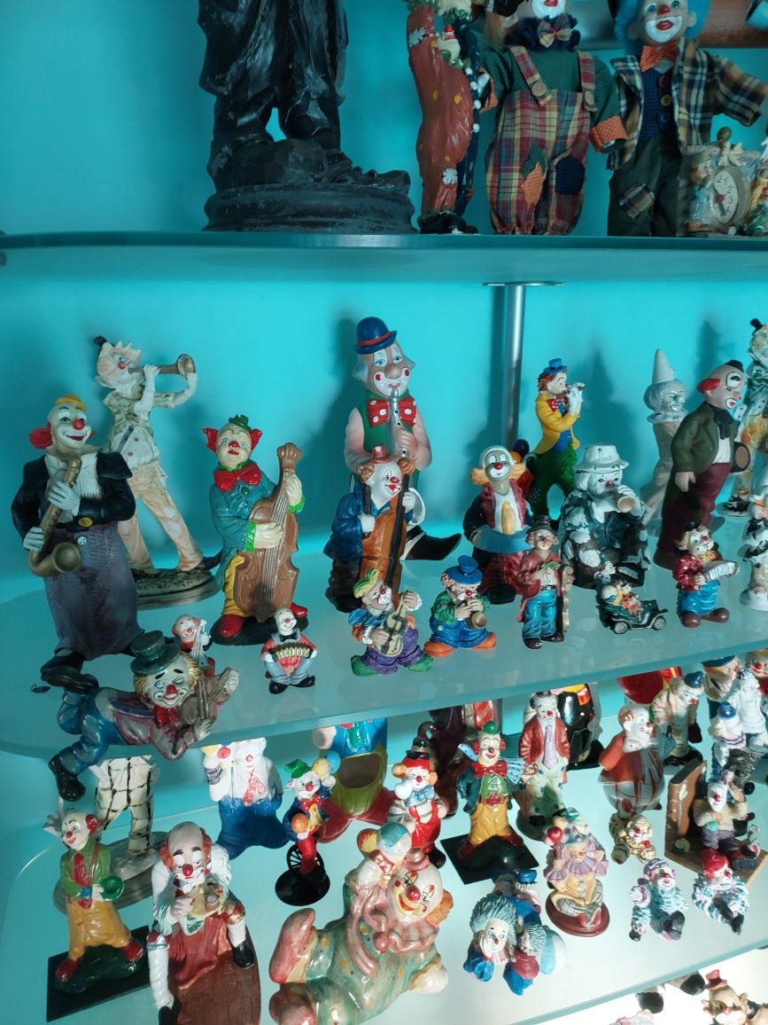 Niepowtarzalna kolekcja figurek klaunów.