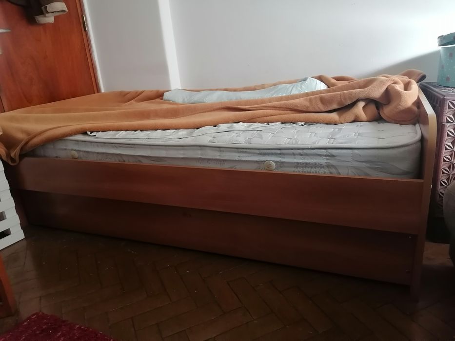 Cama de solteiro com gavetão (2 colchões).