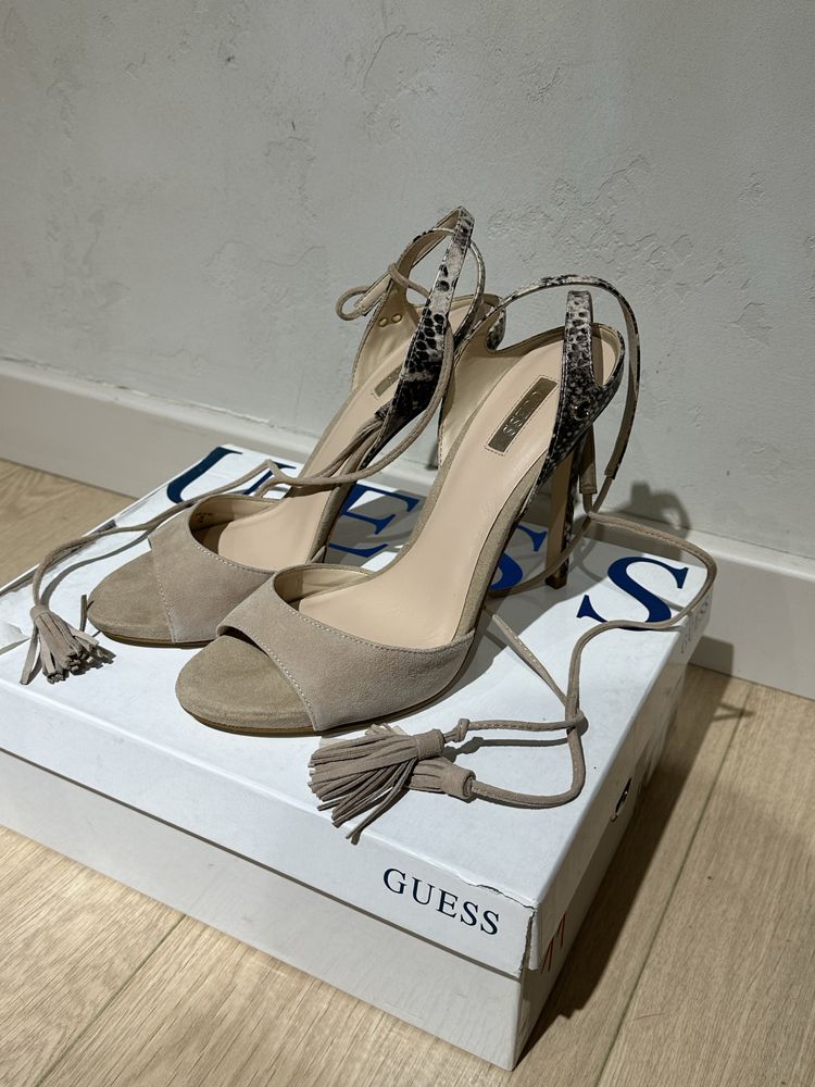 Босоножки на каблуке оригинал guess 39-40 питон