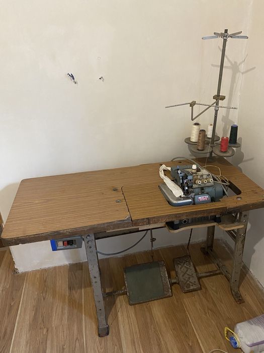 Промисловий оверлок Juki MO816 class df4 зі столом.