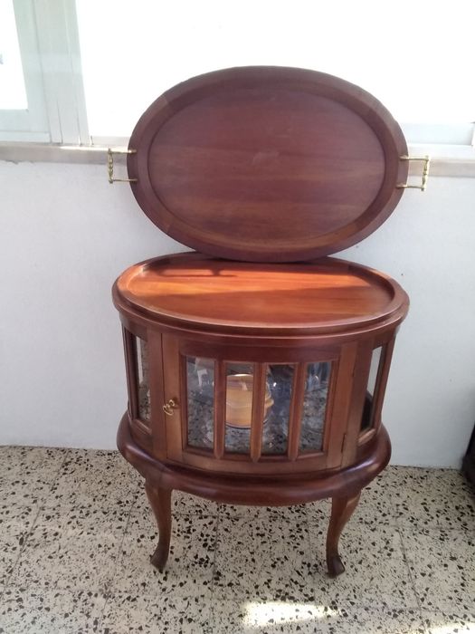 Móvel Bar em madeira maciça com tabuleiro.