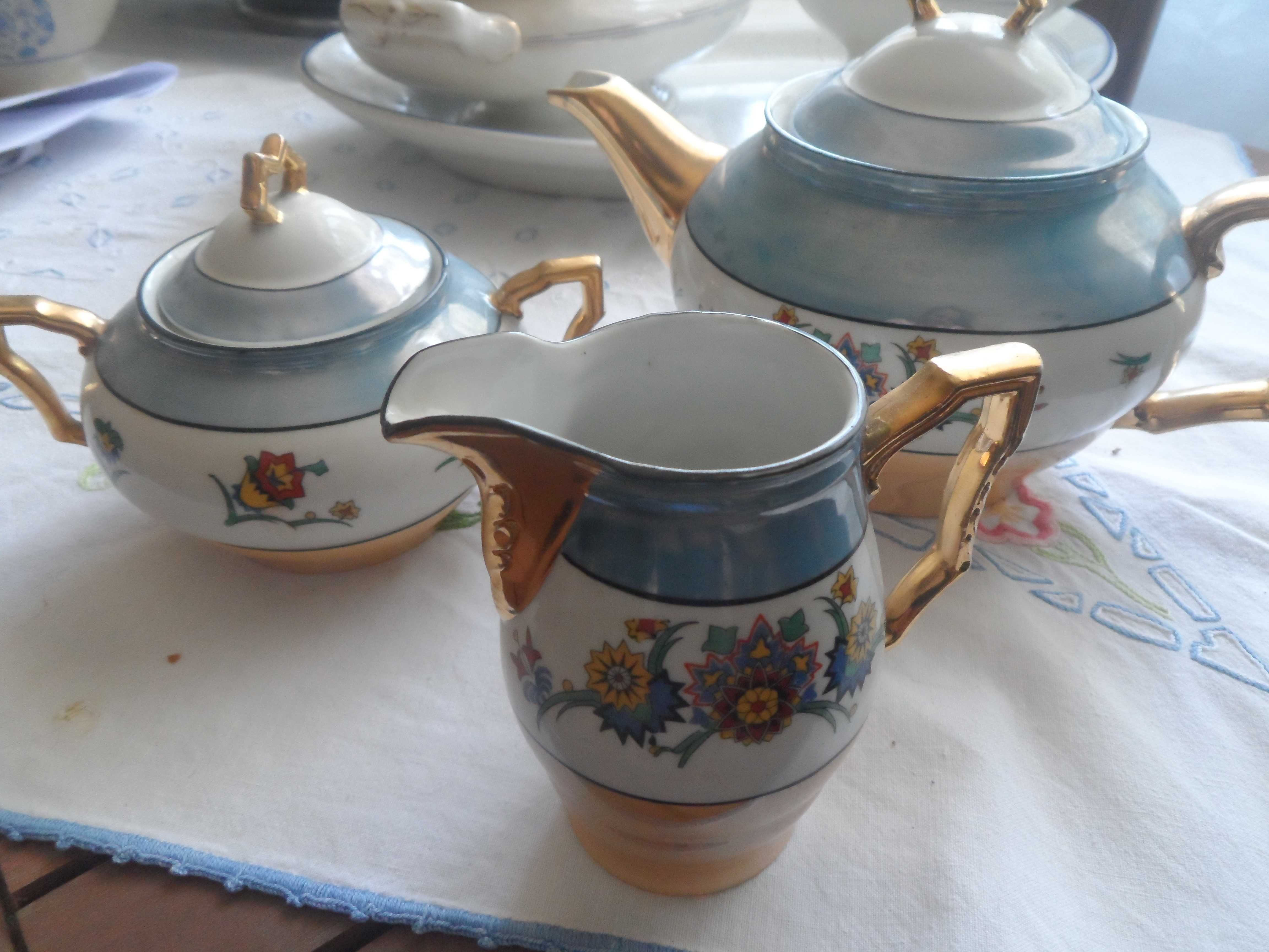 Conjunto de bule, açucareiro e leiteira antigos