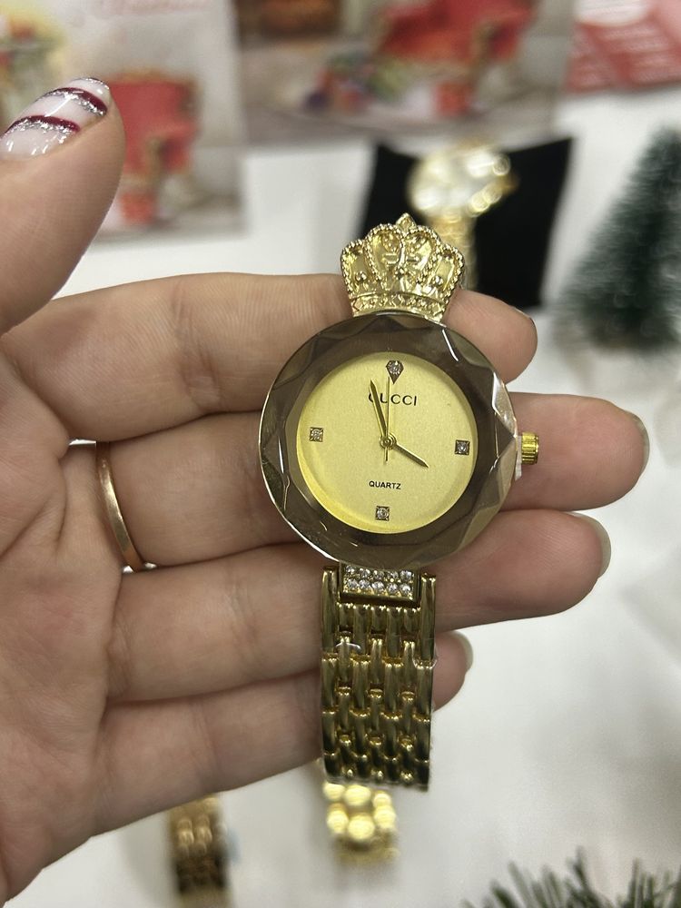 Кварцовиц жіночий годинник на браслеті у золотому кольорі.