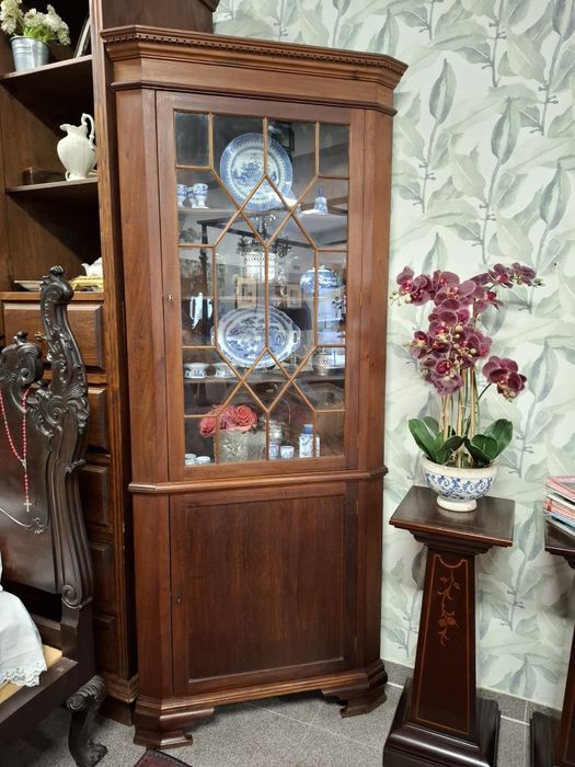 Cantoneira Estilo Inglês em Madeira Maciça.