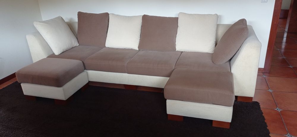 Sofá com cerca de 3,80 metros de comprimento. 4 lugares.